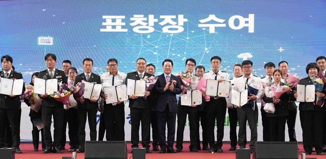 김영록 전라남도지사가 23일 화순 하니움 실내체육관에서 열린 ‘전남자율방범연합회 직무 경진대회’에서 유공자에게 표창장을 수여한 뒤 기념촬영을 하고 있다.