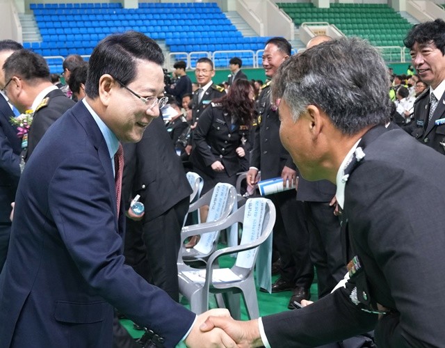 김영록 전라남도지사가 23일 화순 하니움 실내체육관에서 열린 ‘전남자율방범연합회 직무 경진대회’에서 참석자들과 인사를 나누고 있다.