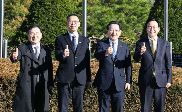 김영록 전라남도지사가 21일 대전 한국연구재단에서 열린 ‘인공태양(핵융합) 연구시설 부지 공모 발표 평가에서 직접 발표자로 나서 강력한 유치 의지와 자신감을 피력한 후 전남도, 나주시 등 관계자와 기념촬영을 하고 있다.