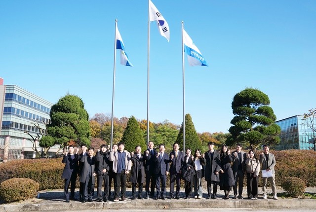 김영록 전라남도지사가 21일 대전 한국연구재단에서 열린 ‘인공태양(핵융합) 연구시설 부지 공모 발표 평가에서 직접 발표자로 나서 강력한 유치 의지와 자신감을 피력한 후 전남도, 나주시 등 관계자와 기념촬영을 하고 있다.