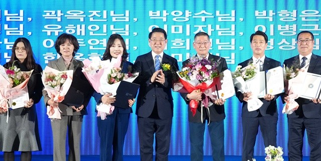 김영록 전라남도지사가 22일 서울 잠실학생체육관에서 열린 ‘전국호남향우회 총연합회 화합한마당’행사에 참석해 유공자에게 표창장을 수여한 뒤 기념촬영을 하고 있다.