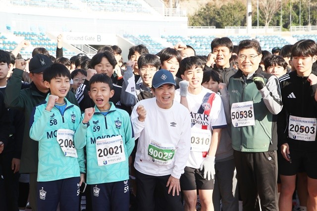 김대중 전남교육감(왼쪽 세 번째)과 교육가족들이 마라톤대회 출발에 앞서, 파이팅을 외치고 있다.