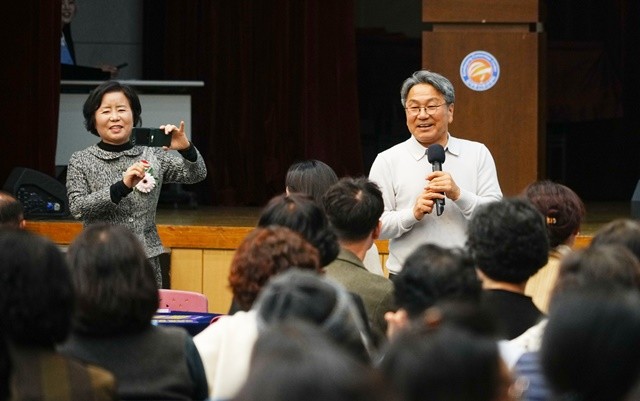 강기정 광주광역시장이 22일 오후 서구 김대중컨벤션센터에서 열린 '2025년 아이돌보미 소통의 날' 행사에 참석해 특강을 하고 있다./광주광역시 제공