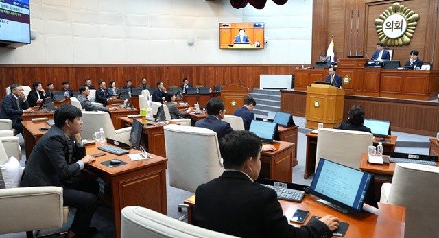 윤병태 나주시장이 지난 20일 시의회 본회의장에서 내년도 시정 운영 방향과 예산안 편성 기조에 대한 시정연설을 하고 있다.