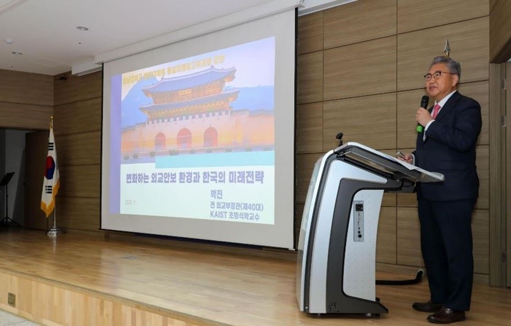 경남대학교 행정대학원은 20일 오후 7시 창조관 평화홀에서 통일미래최고위과정 제15기 교육의 일환으로 박진 전 외교부 장관 초청 특강을 진행했다. / 사진제공=경남대