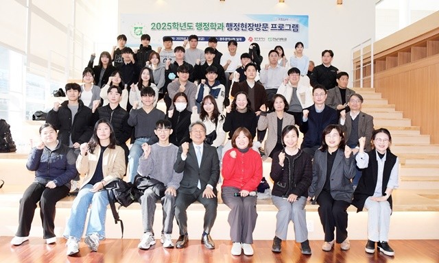 강기정 광주광역시장이 21일 시청 1층 시민홀에서 '행정현장 탐방 및 멘토링 프로그램'에 참여한 전남대학교 행정학과 학생 40명과 만나 '행정현장에서 배우는 공직자의 역할과 현장소통의 중요성'을 주제로 소통한 후 기념촬영을 하고 있다. /광주광역시 제공