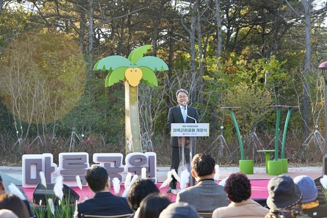 강기정 광주광역시장이 21일 서구 백석산 일원에서 열린 '마륵근린공원 개장식'에 참여해 인사말을 하고 있다. /광주광역시 제공