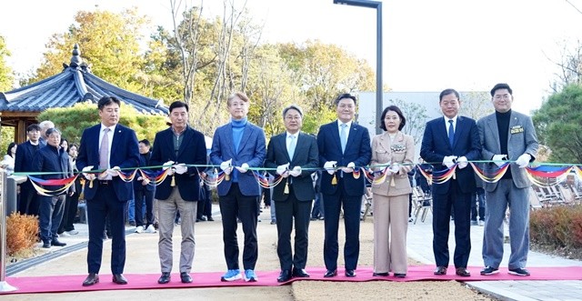 강기정 광주광역시장이 21일 서구 백석산 일원에서 열린 '마륵근린공원 개장식'에 참여해 참석자들과 테이프 절단을 하고 있다. /광주광역시 제공