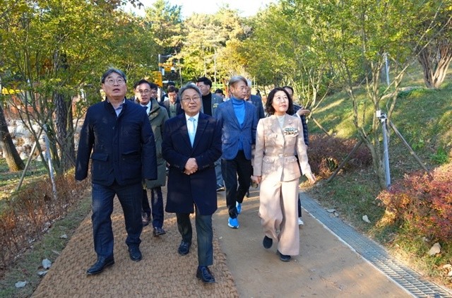 강기정 광주광역시장이 21일 서구 백석산 일원에서 열린 '마륵근린공원 개장식'에 참여해 참석자들과 산책길을 걷고 있다. /광주광역시 제공