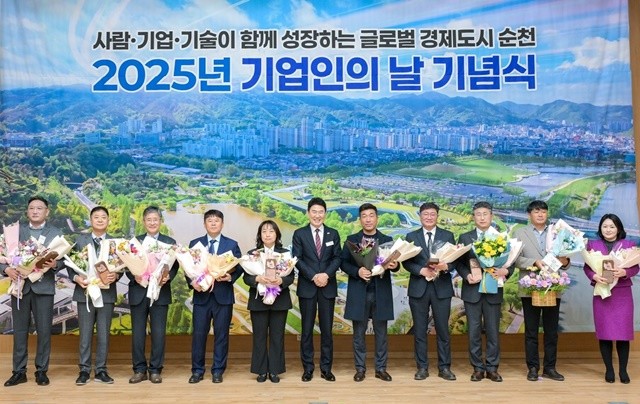 노관규 순천시장이 20일 전남테크노파크 대강당에서 열린 '2025년 기업인의 날 기념식'에서 수상자들과 기념촬영을 하고 있다.