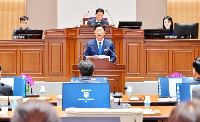 김한종 장성군수가 20일 열린 장성군의회 정례회에서 내년도 예산안에 대해 설명하고 있다. 장성군 제공