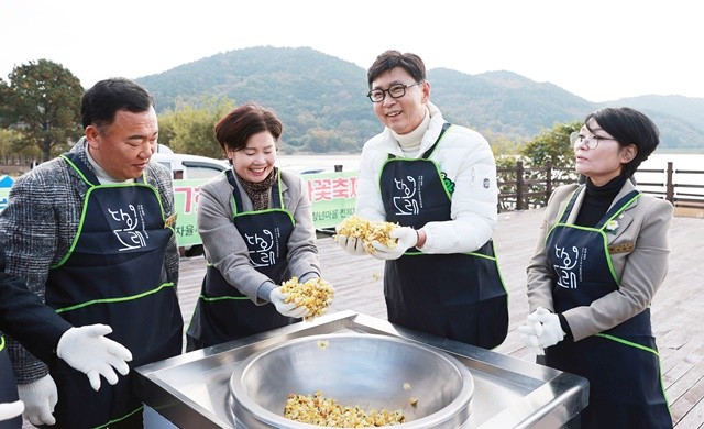 임용민 의원, 김경미 의원, 김철우 보성군수(왼쪽 세 번째), 문점숙 의원이 차꽃을 덖고 있다.