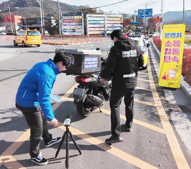 화순군과 화순경찰서, 한국교통안전공단이 합동으로 지난 19일 화순읍 광덕리 일대에서 운행차 소음 합동점검을 펼치고 있다.