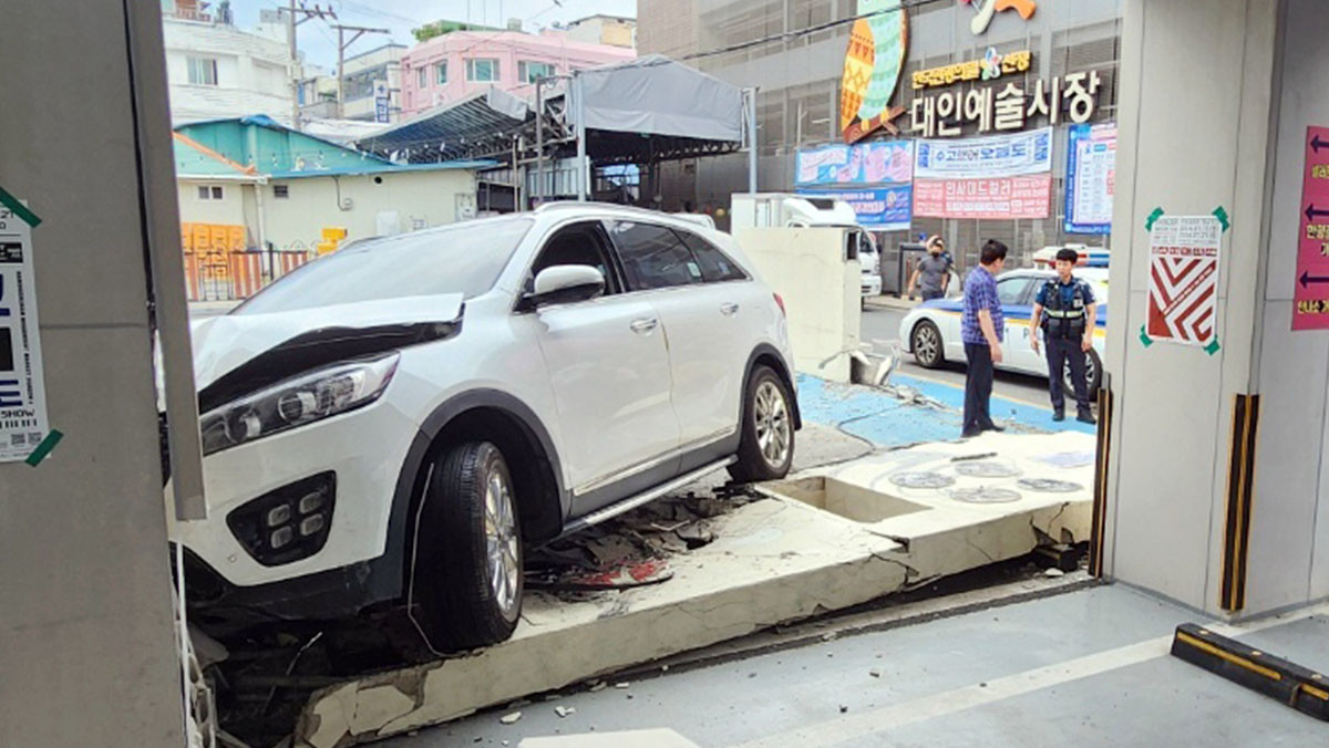 광주광역시에서 발생한 고령 운전자의 급발진 주장 사고. / 뉴스1