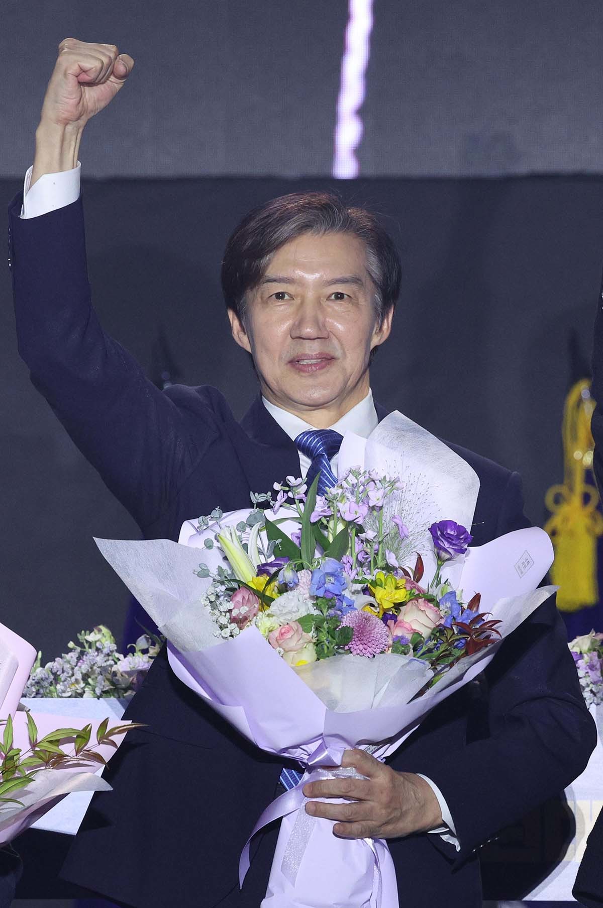 조국 신임 조국혁신당 당대표가 23일 충북 청주시 오스코에서 열린 조국혁신당 전국당원대회에서 당선된 후 인사하고 있다. / 뉴스1