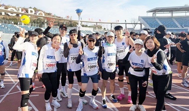 전라남도교육청 소속 마라톤 동호회 ‘길벗 25’동호인들이 23일 열린 ‘2025 김대중마라톤대회 및 제38회 전남교육감기 마라톤 대회’에 참가해 기념사진 촬영을 하고 있다.
