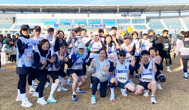 전라남도교육청 소속 마라톤 동호회 ‘길벗 25’동호인들이 23일 열린 ‘2025 김대중마라톤대회 및 제38회 전남교육감기 마라톤 대회’에 참가해 기념사진 촬영을 하고 있다.