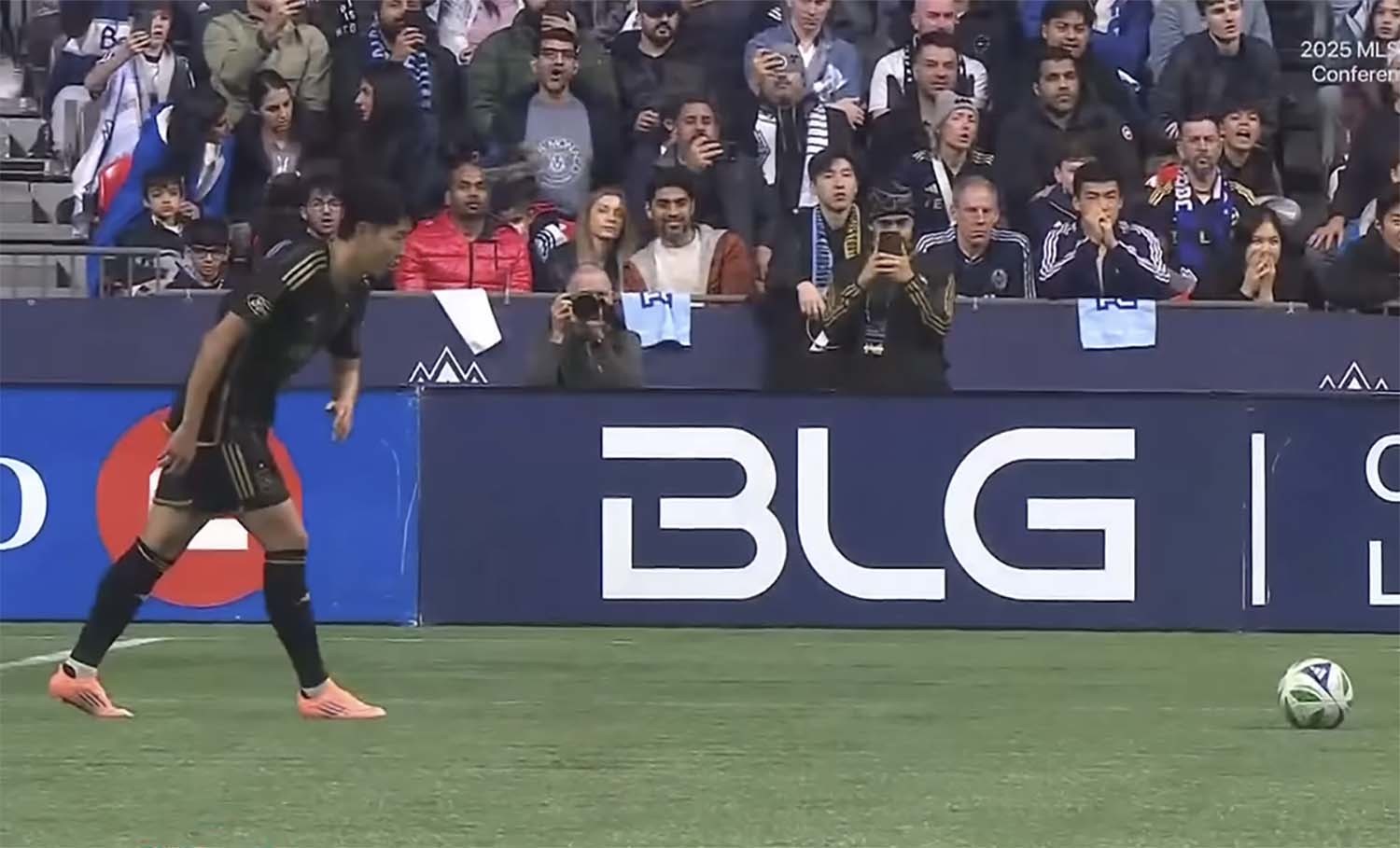 손흥민이 프리킥을 차고 있다.  / '쿠팡플레이 스포츠' 유튜브 채널