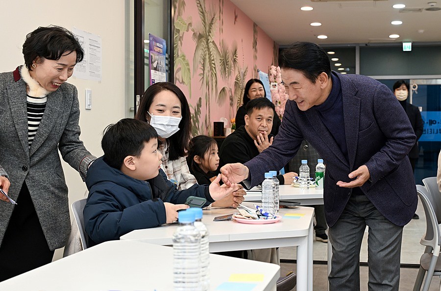 김동근 시장이 11월 21일 문예숲 커뮤니티센터 회룡역점에서 양성평등 교육 프로그램 참여 시민들과 소통하고 있다