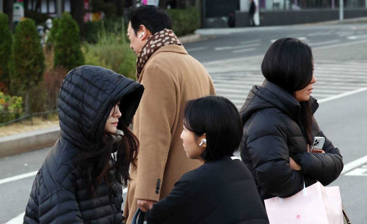 시민들이 잔뜩 움츠린 채 이동하고 있다 / 뉴스1