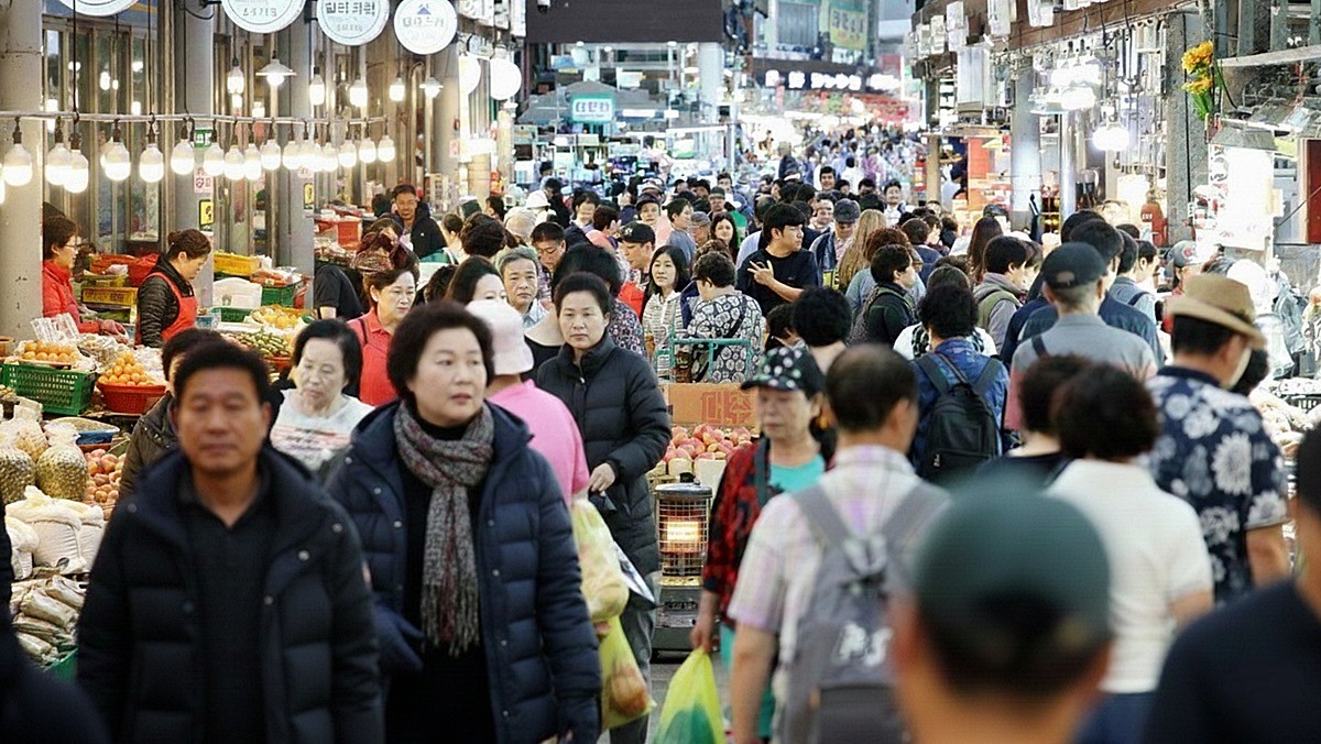 기사 이해를 돕기 위해 AI로 생성한 전통시장 전경