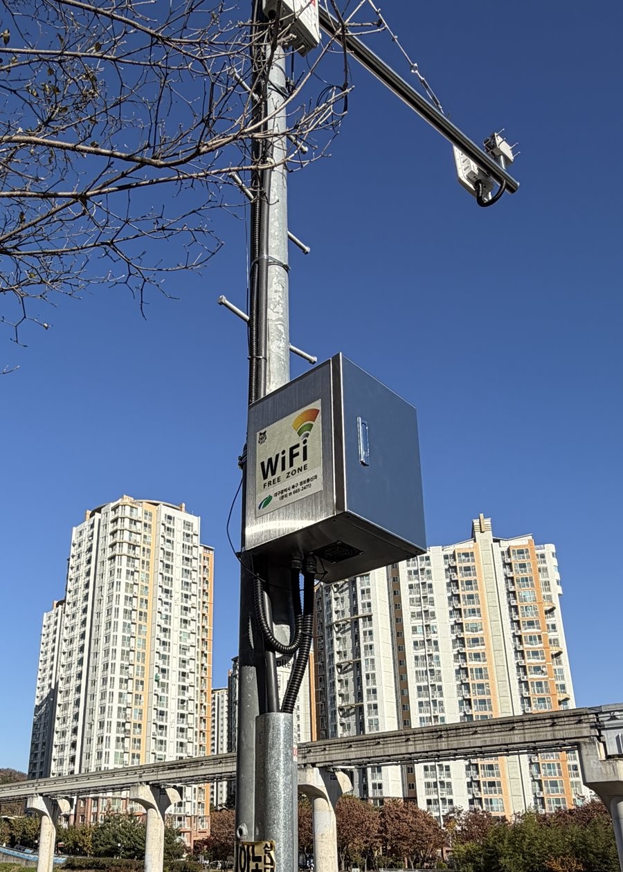 대구 북구 팔거천변 일대에 설치된 공공 와이파이.   / 대구 북구 제공
