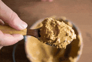 '땅콩버터 이제 숟가락으로 퍼먹지 마세요!' 기사 내용을 바탕으로 AI가 생성한 자료 움짤.