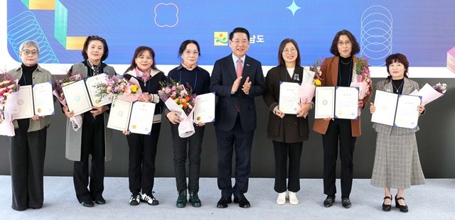 김영록 전라남도지사가 24일 해남 산이정원에서 열린 전남도 제13기 도민명예기자 역량강화 워크숍에서 도정홍보 우수 명예기자에게 표창장을 수여하고 기념촬영을 하고 있다.