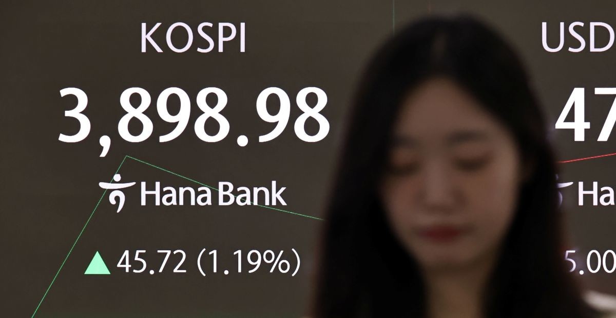 24일 서울 중구 하나은행 딜링룸 현황판에 코스피 지수 등이 표시되고 있다. / 연합뉴스