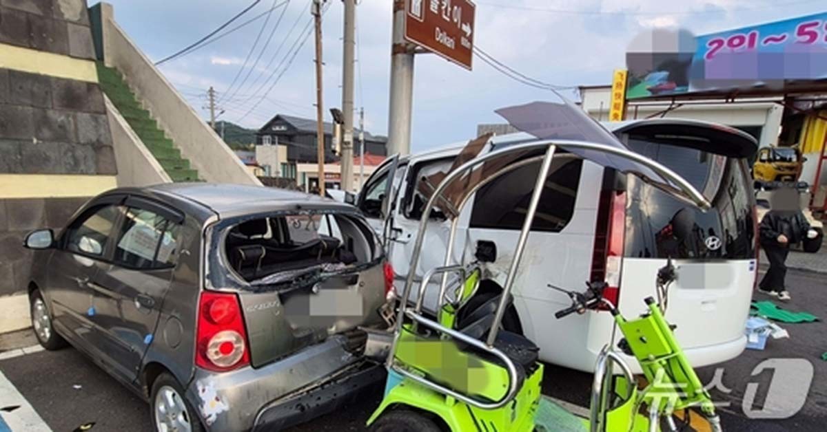 제주 우도 천진항에서 승합차가 도로로 돌진하며 행인을 들이받는 사고가 발생해 10명이