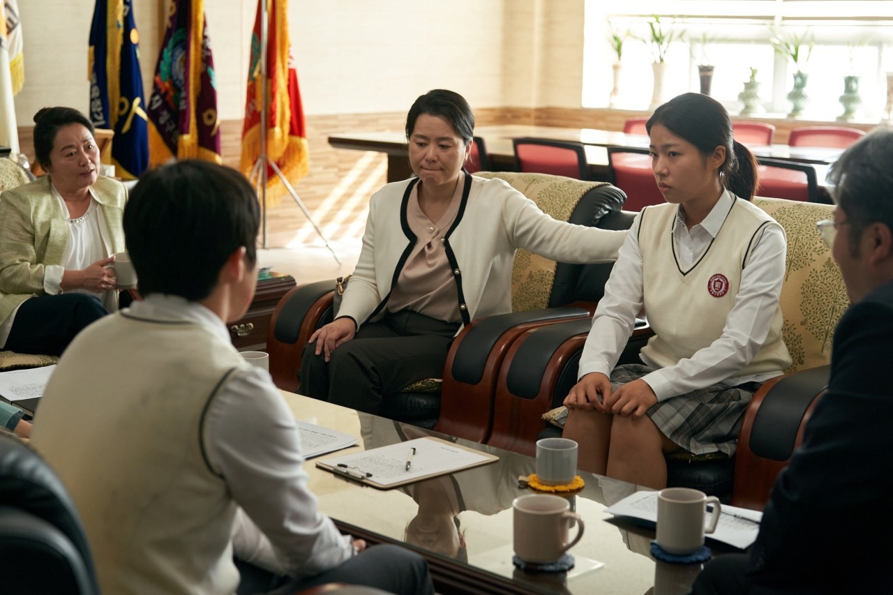 '세계의 주인' 출연 배우 장혜진과 서수빈 / ㈜바른손이앤에이