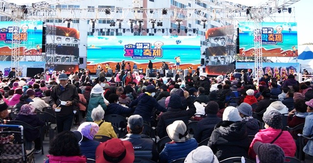 많은 관광객이 축제장을 찾아와 무대를 관람하고 있다.