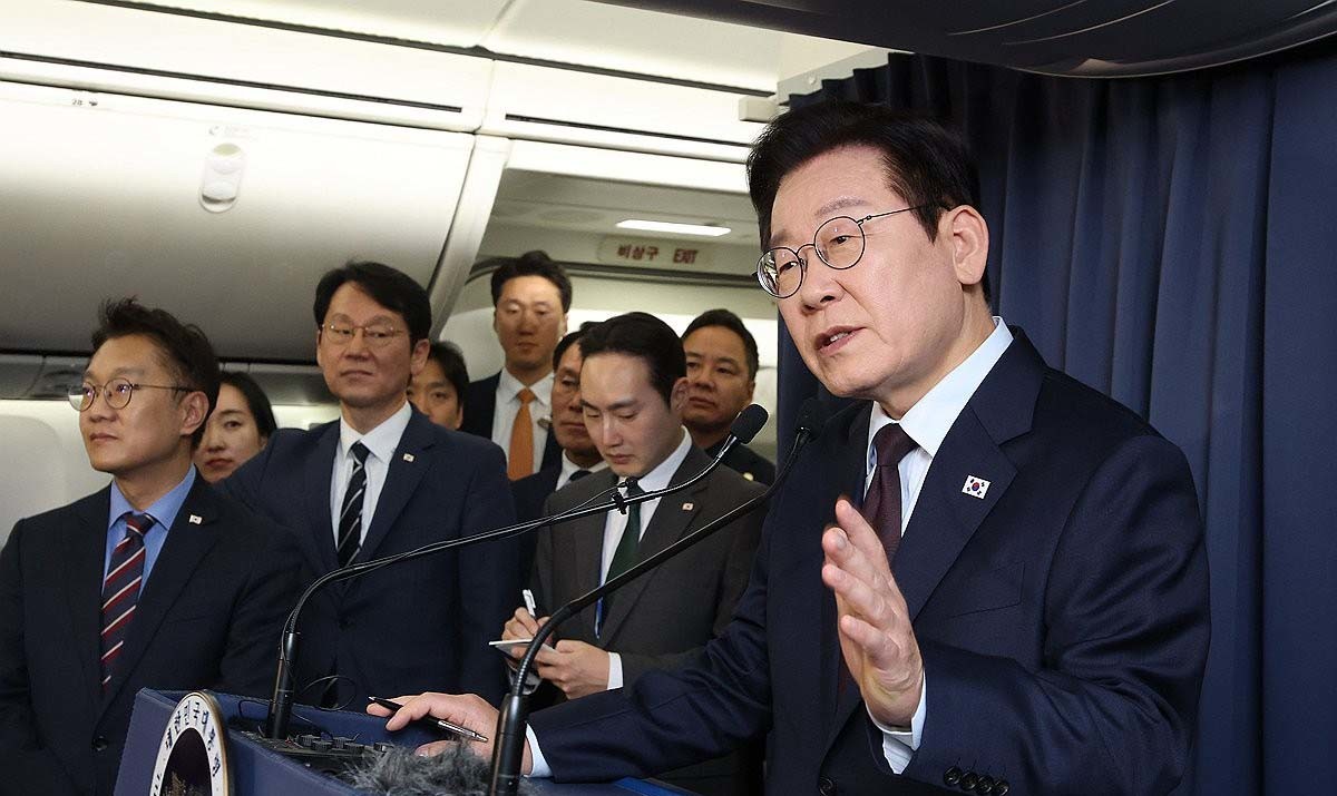 이재명 대통령이 23일(현지시간) G20 정상회의 일정을 마치고 남아프리카공화국에서 다음 방문지인 튀르키예로 향하는 공군 1호기에서 순방 기내 기자간담회를 하고 있다. / 연합뉴스