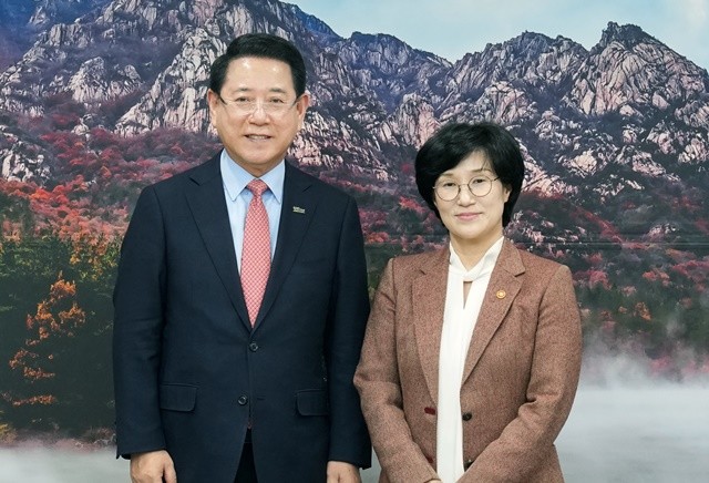 김영록 전라남도지사가 24일 도청 접견실에서 원민경 성평등가족부 장관과 면담을 마치고 기념촬영을 하고 있다.