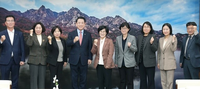 김영록 전라남도지사가 24일 도청 접견실에서 원민경 성평등가족부 장관과 면담을 마치고 기념촬영을 하고 있다.