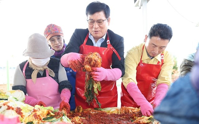 이상익 함평군수(가운데), 이남오 함평군의회 의장(오른쪽)이 김장 나눔 행사에 참석 김장을 하고 있다.