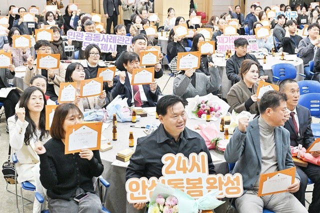 광주 서구(구청장 김이강)는 24일 서구청 들불홀에서 통합돌봄협의체, 서비스 수행기관 등이 참석한 가운데 ‘통합돌봄 7년의 여정과 새로운 도약’ 통합돌봄 성과공유회를 개최했다. 광주 서구 제공