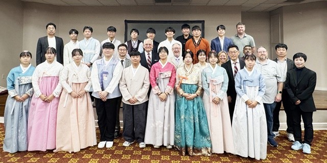 ‘글로컬 미래역량강화 프로그램’에 참여한 학생들이 수료식을 마친 뒤 기념사진 촬영을 하고 있다.