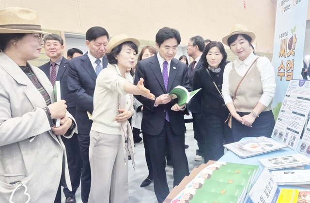 김대중 전남교육감이 22일 열린 ‘2030 유‧초등 수업한마당’에 선보인 ‘노벨문학상 씨앗수업’을 살펴보고 있다.