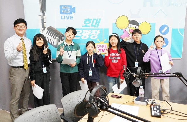 보이는 라디오 실습을 마친 나주시 학생기자단이 기념사진을 찍고 있다.