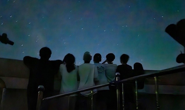 순천만천문대 천문관측 체험 참가자들이 밤하늘 별자리를 관측하고 있다.