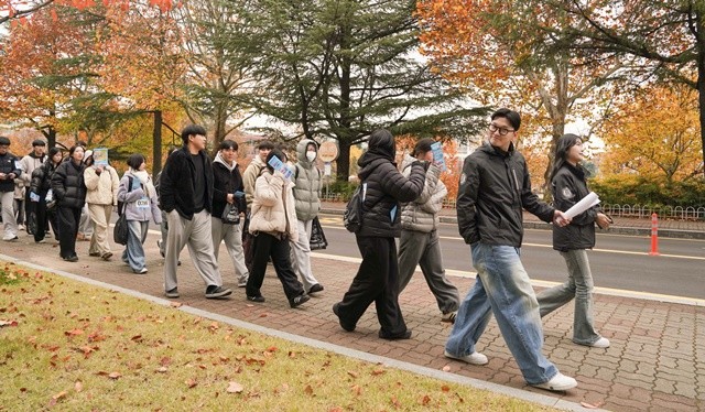 예비 신입생들이 캠퍼스 투어 중이다.
