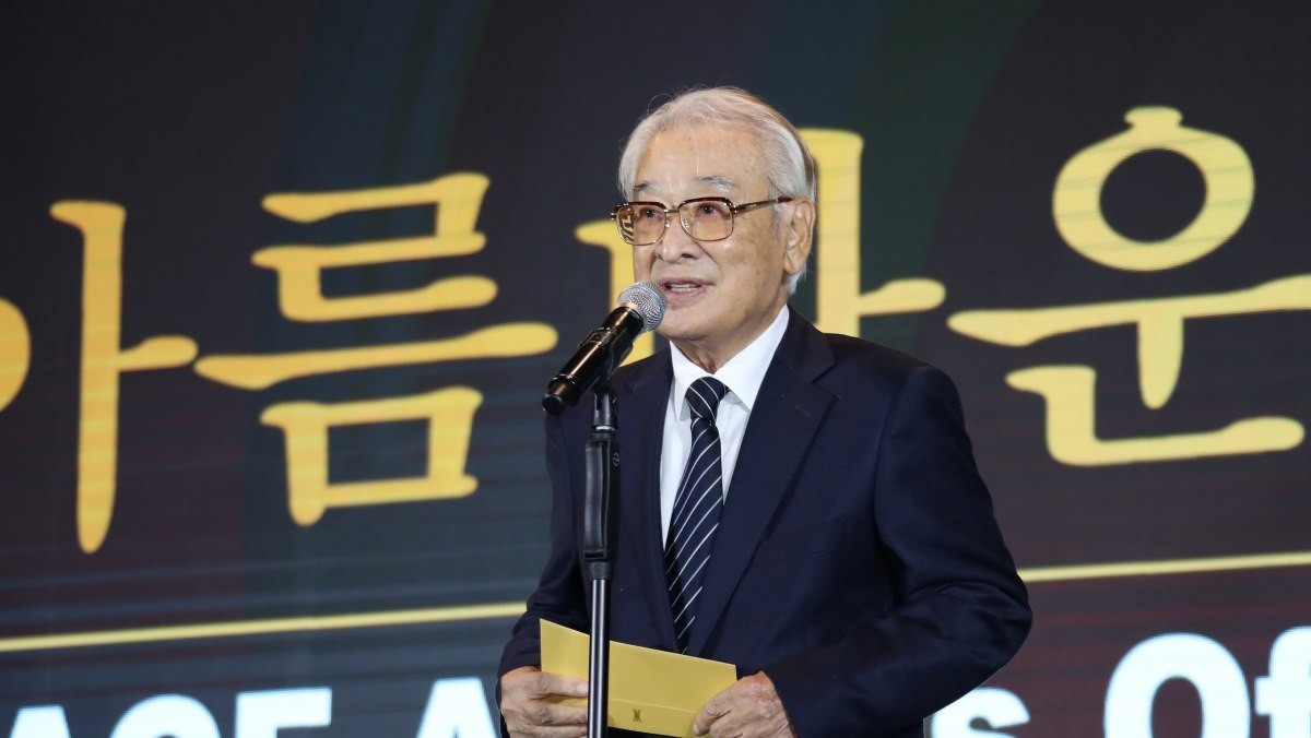 배우 이순재가 2023년 10월 24일 서울 고덕동 스테이지28에서 열린 제13회 아름다운 예술인상 시상식에서 연극예술인상을 받은 뒤 소감을 말하고 있는 모습. / 뉴스1