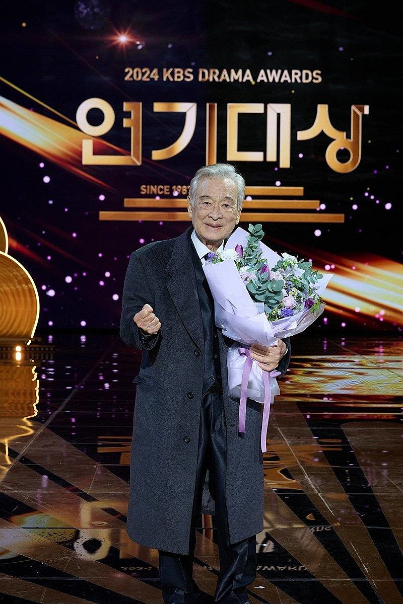 '2024 KBS 연기대상'에서 대상 수상한 배우 이순재 / 연합뉴스, KBS