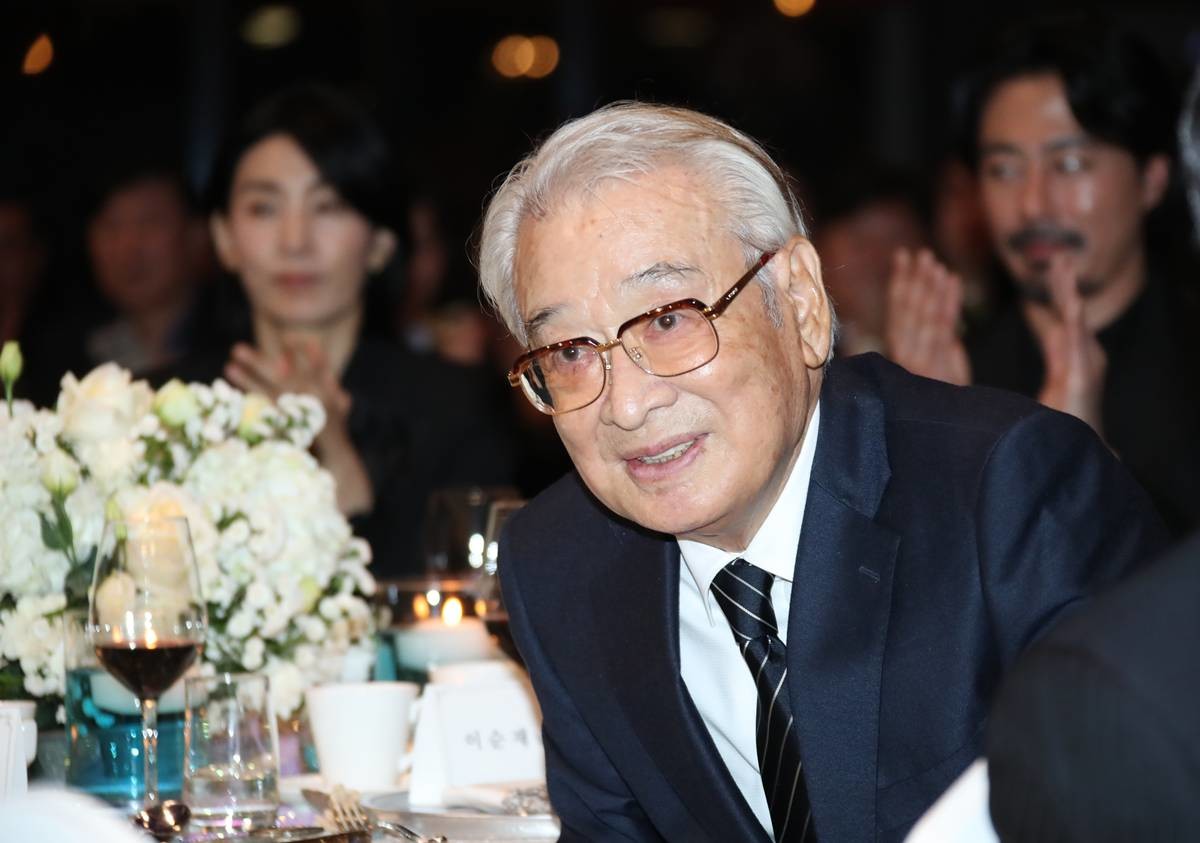 배우 이순재가 2023년 10월 24일 서울 고덕동 스테이지28에서 열린 제13회 아름다운 예술인상 시상식에서 인사를 하고 있다 / 뉴스1