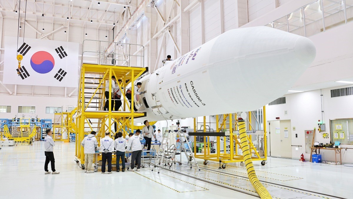 지난 19일 전라남도 고흥 나로우주센터 조립동에서 연구진들이 누리호 4차 발사 총조립을 수행하고 있다. / 한국항공우주연구원 제공.