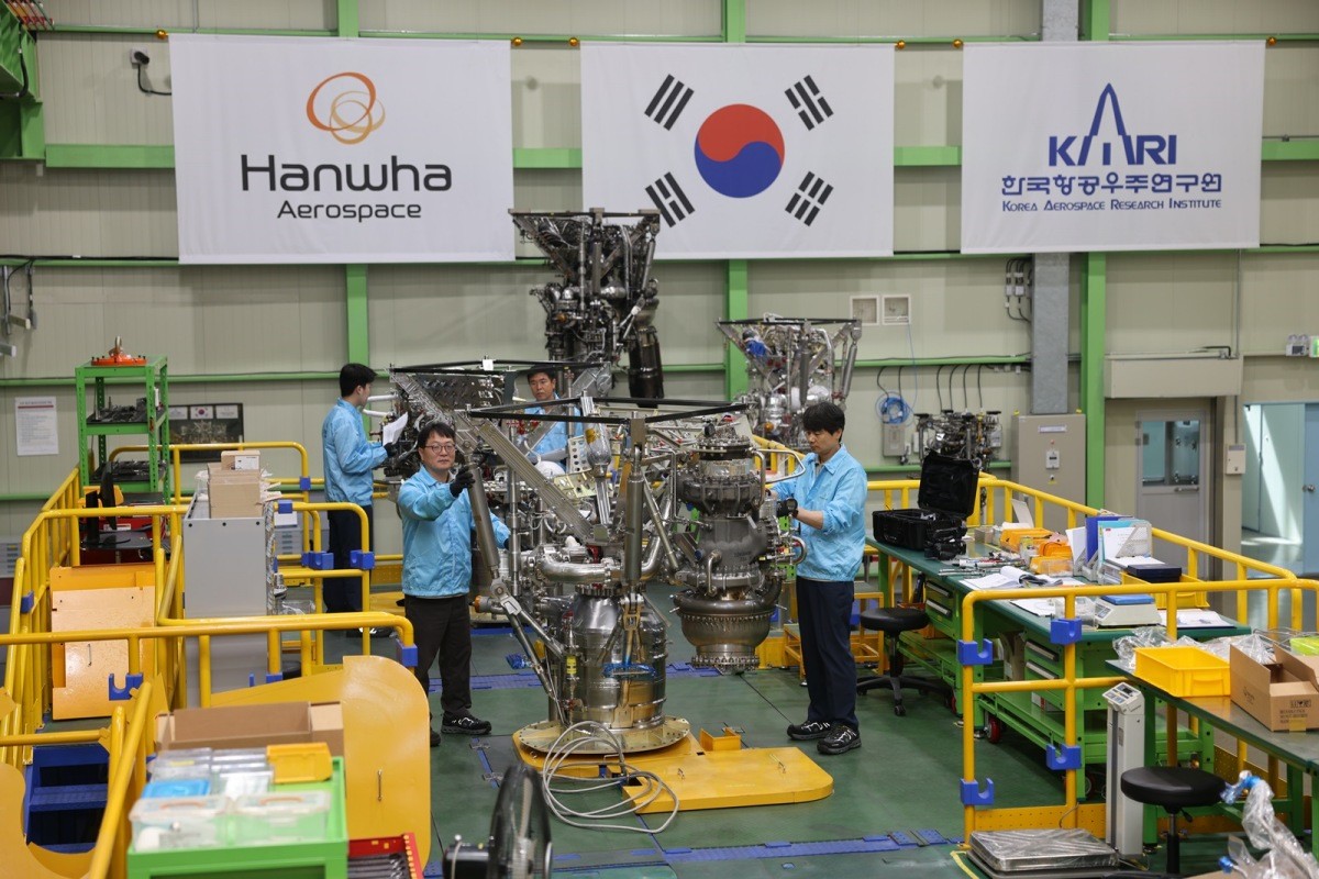 누리호 체계종합기업인 한화에어로스페이스의 엔지니어들이 2024년 창원1사업장에서 누리호 4호기의 75톤급 엔진을 최종 점검하고 있다. / 한화에어로스페이스 제공