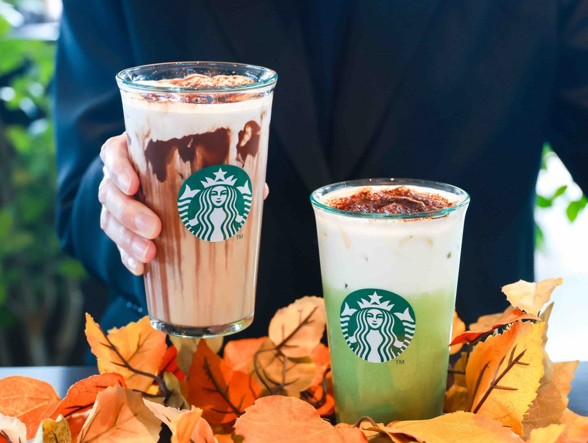 블랙 글레이즈드 라떼(왼쪽)와 말차 글레이즈드 티 라떼(오른쪽) / 스타벅스 코리아 제공