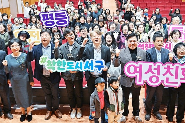 김이강 광주 서구청장이 24일 광주광역시교육청 학생독립운동기념회관에서 열린 ‘함께하는 돌봄, 가족이 웃는 서구’ 여성친화도시 성과공유회에서 우수활동가에게 표창을 수여한 후 참석자들과 기념촬영을 하고 있다. 광주 서구 제공