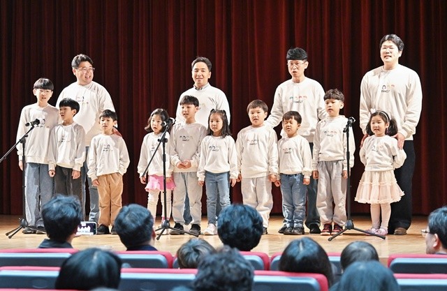 광주 서구(구청장 김이강)는 24일 광주광역시교육청학생독립운동기념회관에서 여성가족친화공동체, 시민참여단, 여성단체협의회 등이 참석한 가운데 활동성과 공유, 성과물 전시 등 ‘함께하는 돌봄, 가족이 웃는 서구’ 여성친화도시 성과공유회를 개최했다. 광주 서구 제공